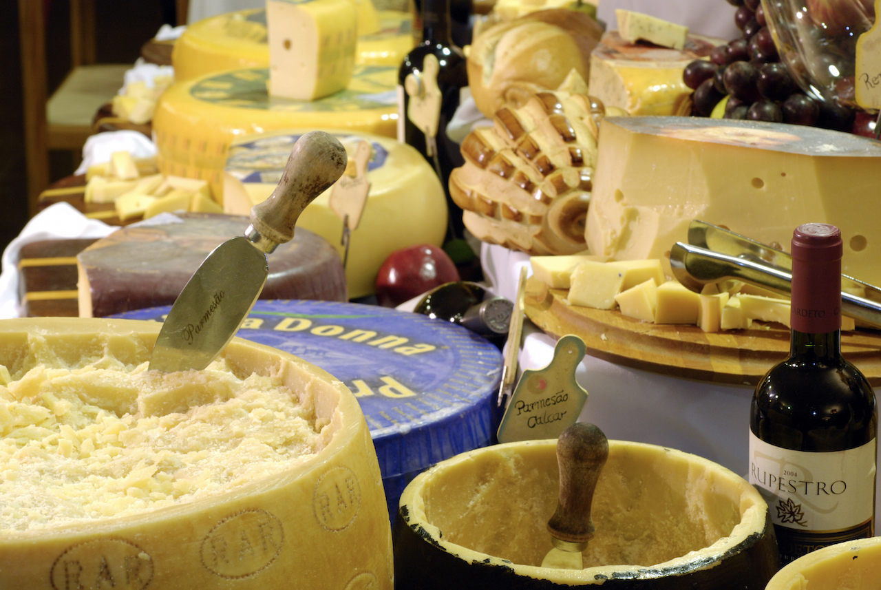O Hotel Bella Italia oferece o jantar Noite Italiana (reservado separadamente) com a maior mesa de queijos do Brasil. 